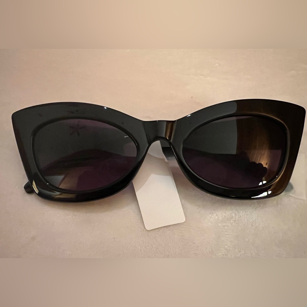 GUESS Glossy Black Cat-Eye Sunglasses NWT Retro